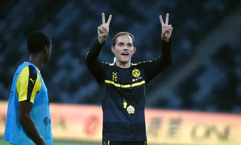 HLV Dortmund tạo hình cực nhí nhảnh trên sân tập