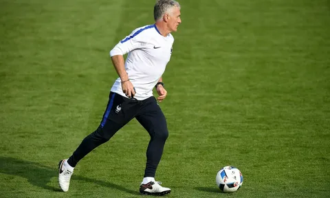 Didier Deschamps xỏ giày tập luyện cùng tuyển Pháp