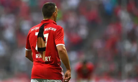 Gặp lại Pep, Ribery chơi cực "sung", rách luôn áo