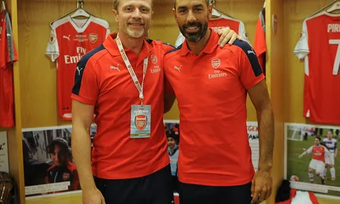 Pires, Ljungberg, Kolo, Hoyte tề tựu đông đủ trong màu áo Arsenal