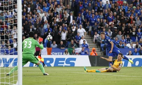 Thoát penalty, Arsenal chia điểm Leicester đầy kịch tính