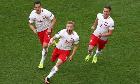 Lewandowski tiếp tục tịt ngòi, Ba Lan vẫn thắng Ukraine
