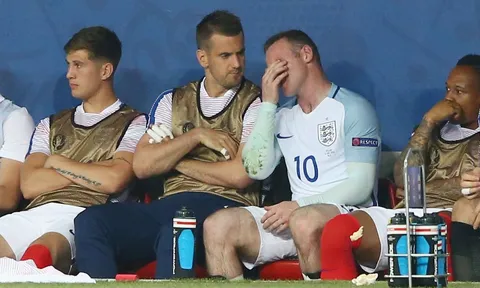 Đạt cột mốc mới, Rooney vẫn rơi lệ vì tuyển Anh bị loại