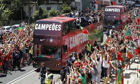 Ronaldo và đồng đội được quê hương chào đón như người hùng