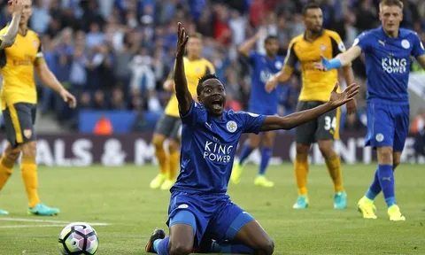 Cầu thủ Leicester ngã trong vòng cấm, trọng tài ngó lơ, Arsenal thoát thua kịch tính