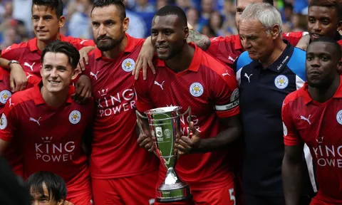 Mặc tin đồn, Mahrez tỏa sáng, Leicester có chiếc Cúp đầu tiên mùa giải mới