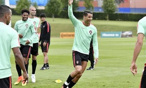 Ronaldo ‘khuấy động’ không khí buổi tập của Bồ Đào Nha