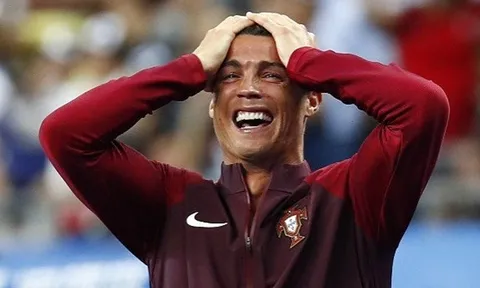 CR7 "khóc như mưa" trong ngày Bồ Đào Nha vô địch EURO 2016