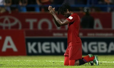 Ngoại binh V-League vái lạy trọng tài là giọt nước tràn ly