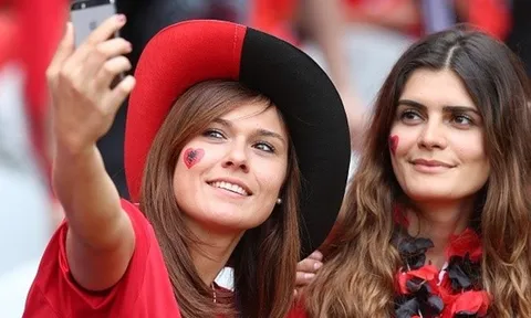 Nhan sắc fan nữ Albania đốt cháy khán đài