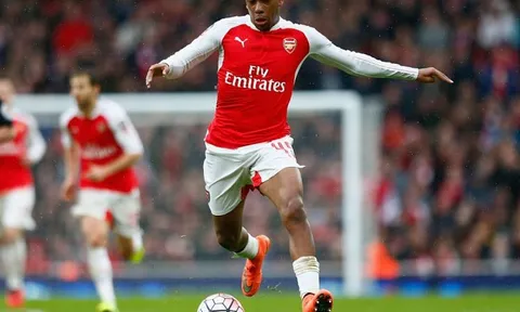Alex Iwobi chơi bóng như thần tượng của Oezil