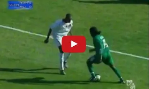 Alex Iwobi tái hiện pha gắp bóng qua người của Jay Jay Okocha