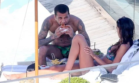 Bồ xinh khó cưỡng, Dani Alves vẫn lo… gặm bánh mì