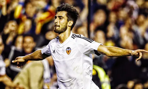 Andre Gomes khi còn khoác áo Valencia