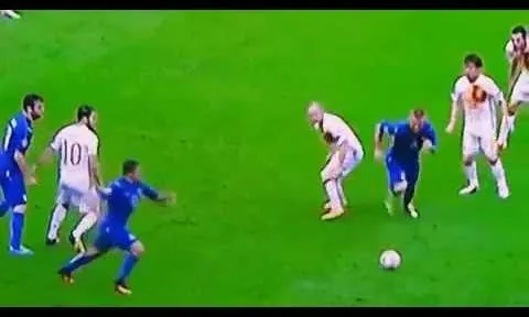 Andres Iniesta bị sao Italia xỏ háng