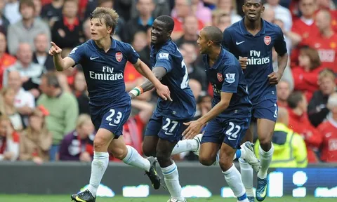 Andrey Arshavin sút xa tung lưới Man United