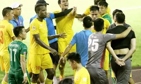 Đâu là sự khác biệt khi thủ môn Tuấn Linh, Văn Lâm mắc sai lầm?