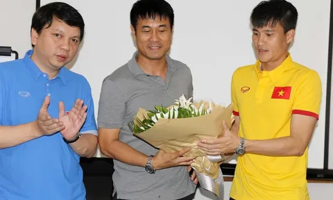 Học trò tặng hoa Hữu Thắng nhân ngày 20/11