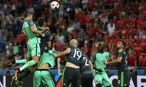 Hàng thủ xứ Wales "mắt tròn mắt dẹt" trước pha bật cao "không tưởng" của CR7