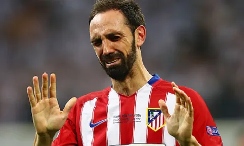 Áo đấu của "tội đồ" Juanfran đắt hàng sau tâm thư