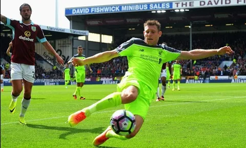 Thua Burnley, CĐV Liverpool đổ tội cho... màu áo