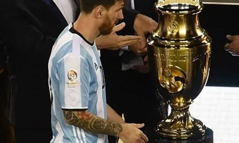 Argentina đã xử tệ với Messi, và giờ phải cầu xin anh ở lại