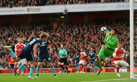 Hàng công im tiếng, Arsenal nhờ Petr Cech mới thoát thua