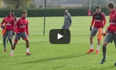 Bài tập 5v2 của Arsenal tại London Colney