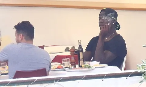 Balotelli hút thuốc, uống rượu trước mùa giải mới