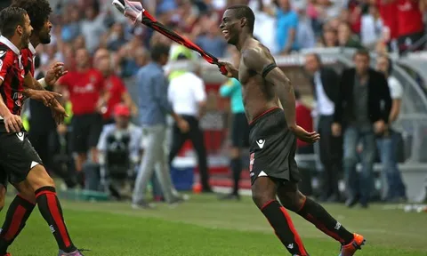 Balotelli ghi bàn, nhận thẻ đỏ, đưa Nice lên ngôi đầu Ligue 1