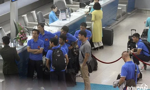 ĐT Việt Nam gặp trục trặc tại sân bay trước giờ lên đường tập huấn Hàn Quốc