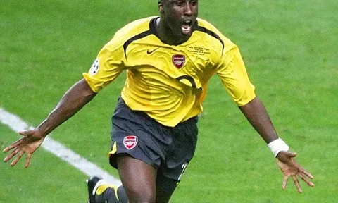 Bàn thắng đẳng cấp của Sol Campbell vào lưới Barca