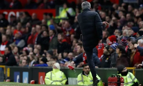 Báo chí Anh: Mourinho vô lối, xứng đáng nhận án phạt