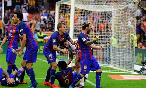 Bảo vệ Neymar, Messi sẵn sàng 'dằn mặt' CĐV Valencia trước ống kính