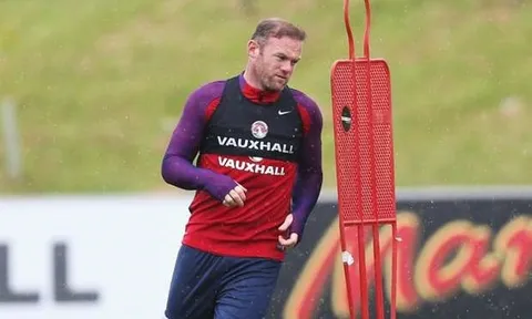 Beckham khuyên Rooney: Đừng từ bỏ!