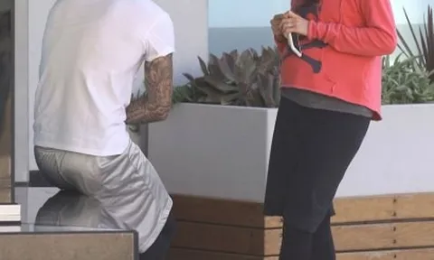 Beckham tán tỉnh gái lạ, nhà Becks lại dậy sóng?