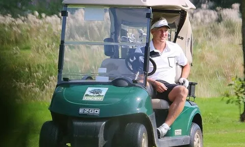 Bị Mourinho "hắt hủi", Schweinsteiger mượn... golf giải sầu