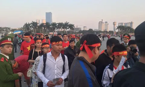 Biển người "bao vây" sân Mỹ Đình