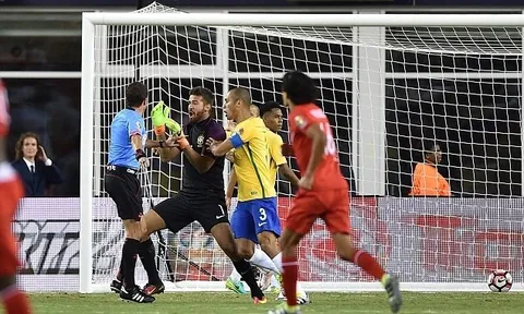Tuyển Brazil bao vây trọng tài khi công nhận "bàn tay của Chúa"
