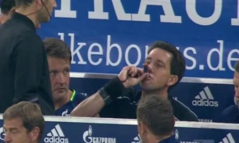 Bác sỹ của Schalke đã cho trọng tài Manuel Gräfe uống gì?
