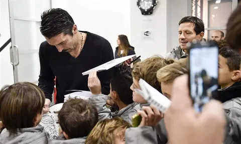 Buffon 'mỏi tay' ký thiệp Giáng Sinh tặng các sao nhí Juventus