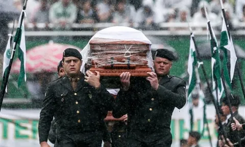 Cả trời cũng 'khóc thương' tiễn đưa các thành viên Chapecoense tử nạn