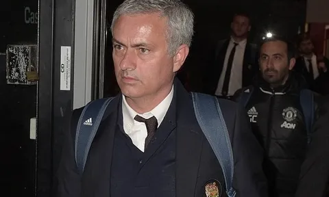 Các cầu thủ MU thất thần trở về Old Trafford