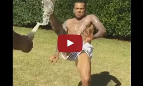 Cách khui bia độc nhất vô nhị của Dani Alves
