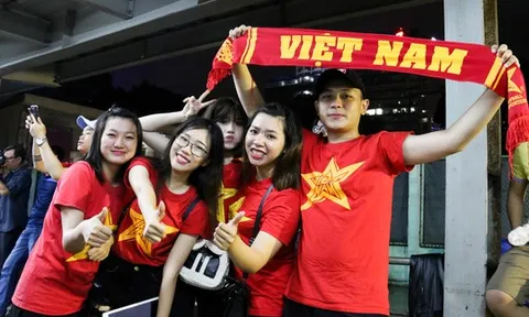Cận cảnh: CĐV rực lửa trên khán đài cổ vũ cho ĐT Việt Nam