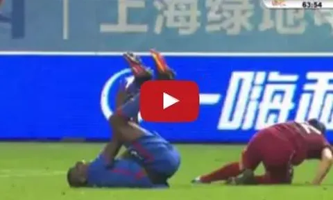 Cận cảnh pha va chạm khiến chân Demba Ba gãy lìa