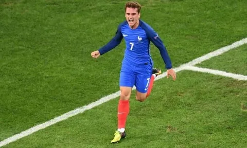 Antoine Griezmann nhận quà an ủi sau trận chung kết