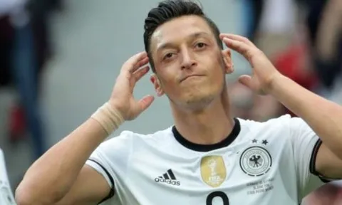 Mesut Oezil lập kỉ lục đáng quên vào lịch sử tuyển Đức