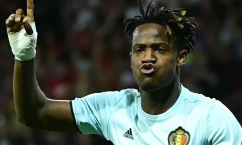 Ibra chào Pogba bằng cách không thể 'ngạo nghễ' hơn
