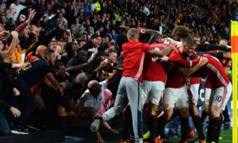 Fan Man United gãy chân sau màn ăn mừng với Rashford